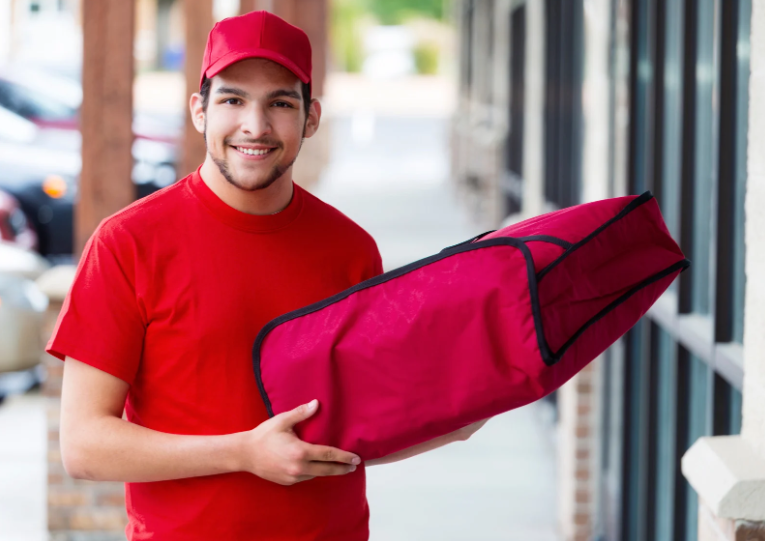 піца з доставки конкурує з магазинною піца з доставки конкурує з магазинною